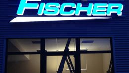 LED Leuchtbuchstaben in Blau und Grün für Autohaus