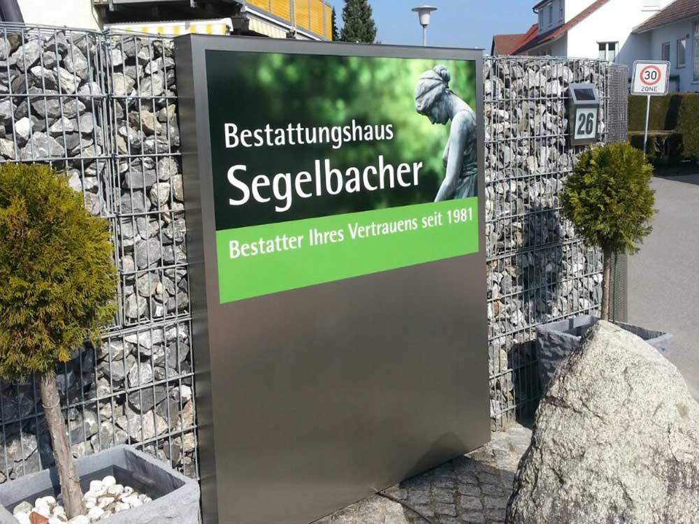 Werbepylone - Bestattungshaus Segelbacher - Werbepylon.de