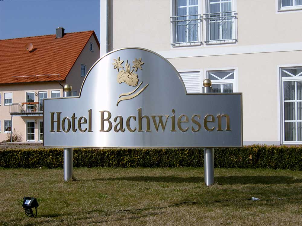 Werbestele mit Messing-Buchstaben - Hotel Bachwiesen - Werbepylon.de