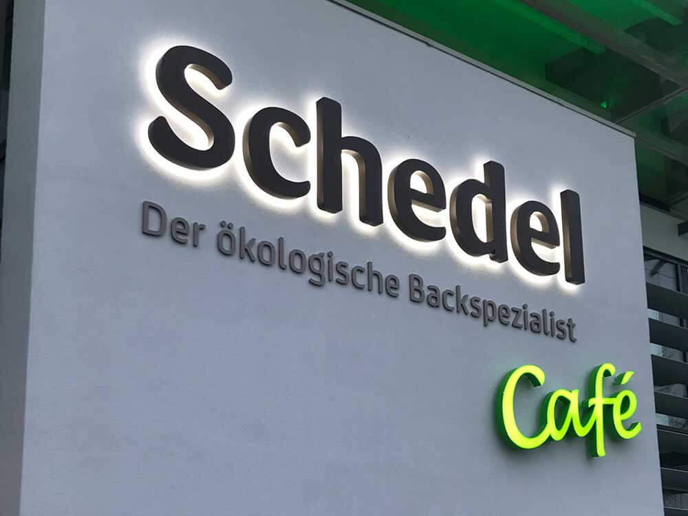 Bäckerei Werbepylon mit grünen Leuchtbuchstaben Cafe