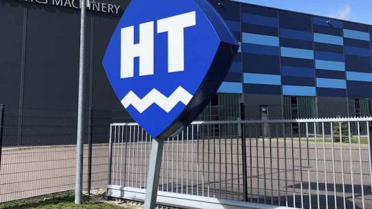 Blaue viereckige Werbepylone im Sonderformat