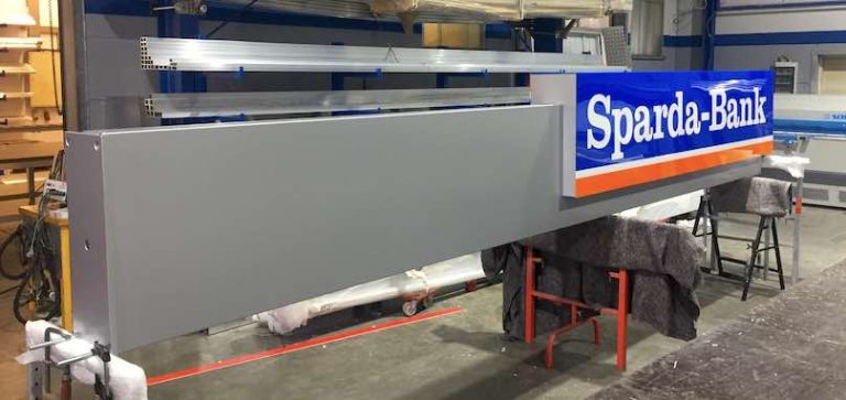 Sparda Bank Werbepylone leuchtend