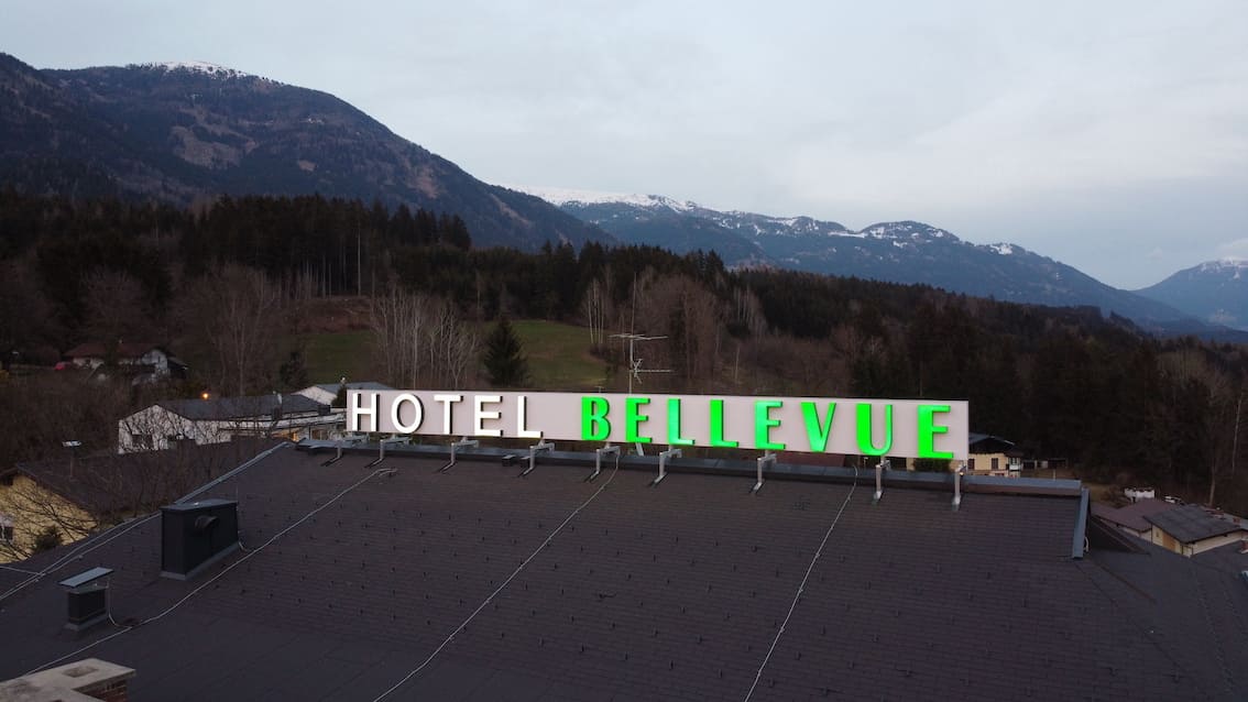 LED Einzelbuchstaben auf Dach Hotel Österreich