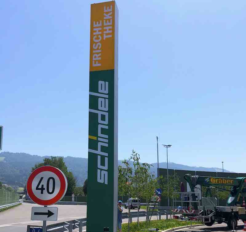 XXL Werbeturm Autobahn Ausfahrt in Grün und Gelb