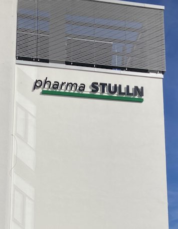 Leuchtbuchstaben Fassade Pharma