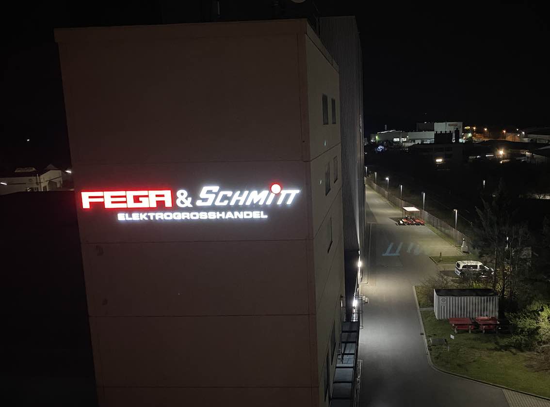 Unternehmen LED Einzelbuchstaben an Fassade in der Nacht