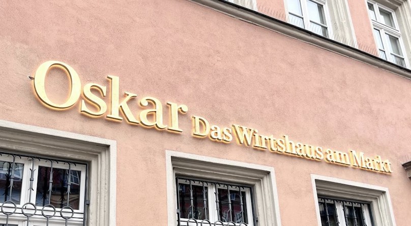 Goldene Leuchtreklame für Gaststätte Restaurant