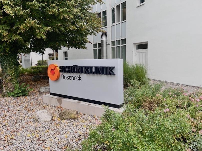 LED-Pylonanlage in Profil 1 mit aufgesetzten Einzelbuchstaben